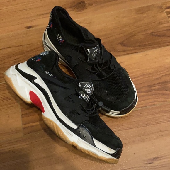 Slightly wear women sneaker - Picture 3 of 3